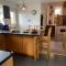 THE PENTHOUSE APARTMENT with an 18ft by 14ft balcony with amazing VIEWS over ST IVES HARBOUR and BAY perfect from Alfresco dining and sunbathing, ONSITE PARKING, LARGER GROUPS book our connecting apartments - Сент-Айвс