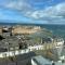 THE PENTHOUSE APARTMENT with an 18ft by 14ft balcony with amazing VIEWS over ST IVES HARBOUR and BAY perfect from Alfresco dining and sunbathing, ONSITE PARKING, LARGER GROUPS book our connecting apartments - Сент-Айвс