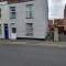 Cheerful 3-bedroom townhouse with free parking on site