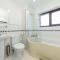 Spacious Home with Modern Amenities Near IKEA Pass the Keys - Reading