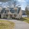 Lakefront Retreat, Mins to Dtown, Firepit, Hot Tub, Pet friendly!