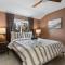 Lakefront Retreat, Mins to Dtown, Firepit, Hot Tub, Pet friendly!