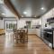 Lakefront Retreat, Mins to Dtown, Firepit, Hot Tub, Pet friendly!