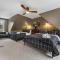Lakefront Retreat, Mins to Dtown, Firepit, Hot Tub, Pet friendly!
