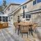 Lakefront Retreat, Mins to Dtown, Firepit, Hot Tub, Pet friendly!