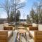 Lakefront Retreat, Mins to Dtown, Firepit, Hot Tub, Pet friendly!