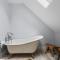 Lakefront Retreat, Mins to Dtown, Firepit, Hot Tub, Pet friendly!