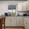 Lakefront Retreat, Mins to Dtown, Firepit, Hot Tub, Pet friendly!