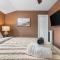 Lakefront Retreat, Mins to Dtown, Firepit, Hot Tub, Pet friendly!
