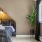 Lakefront Retreat, Mins to Dtown, Firepit, Hot Tub, Pet friendly!