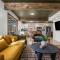 Lakefront Retreat, Mins to Dtown, Firepit, Hot Tub, Pet friendly!