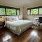 Away Guesthouse- Away on Shirley Lane