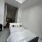 4TH Studio Flat With Private Own Bathroom A London Luxury Family Home Setup and furnished With Double Bed plus A Double Futon-Sofa Bed A Single Futon Bed A Baby Cot and Garden and Free Parking - Lewisham