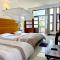 White Block Hotel & Resturant
