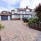 5 bedroom property with a pool, bar, gymnasium and outside kitchen is SE london - Welling