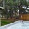 Couples Retreat with Hot Tub, Sauna and Steam Room