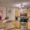 Mountain getaway condo - 5 min walk to the beach!