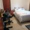 7 on school - Cozy guesthouse 15 min drive from airport and close to major highways - Germiston