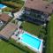 Großzügiges Ferienhaus mit hohem Komfort auf Gartengrundstück mit Pool fast direkt am See