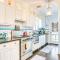 Pet-Friendly Galveston Bungalow, half Mi to Beach!