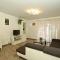 Ferienhaus Mit Pool, Terrasse Und Parkplatz