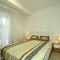 Ferienhaus Mit Pool, Terrasse Und Parkplatz