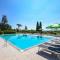 Appartement in Moniga Del Garda mit Grill, Garten und gemeinsamem Pool und Seeblick