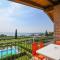 Appartement in Moniga Del Garda mit Grill, Garten und gemeinsamem Pool und Seeblick