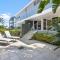 The Sunshine Villa ~ 2 Min walk to Village & Beach