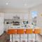 3BR City Chic Modern Apt - Central Location