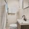3BR City Chic Modern Apt - Central Location