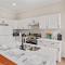 3BR City Chic Modern Apt - Central Location