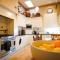 The Red Door: Expansive Home/Pool/4 BR w Ensuites