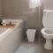 Modern 2 bedroom apartment close to shops & beach