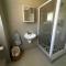 Modern 2 bedroom apartment close to shops & beach