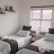 Modern 2 bedroom apartment close to shops & beach