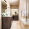 Cozy hideaway in Spruce: 4BR Retreat close to DIA