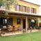 Lolìa Farmhouse with Olive Grove and Hot Tub