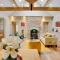 Pope Lodge: Stunning Stone Coach House Conversion - 阿尔恩茅斯