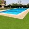 3 bed ground first floor apartment. Close to beach