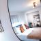Kings Arms Suites - Luxury Double - Waterfall Shower - Self Check In