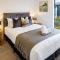 Merivale Gem: 2BR Townhouse Oasis - Christchurch