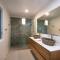 Surf Gums, Sleeps 9, Pet Friendly, Fully Renovated