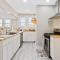 Chic & Spacious Fully Equipped 2BD Apt W/Parking - ميلووكي