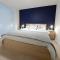 Free Parking in Woking- Comfy King Size Bed-Ground Floor Flat