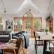 Huge 5 Bedroom Modern Cabin wHot Tub, Deck, WiFi