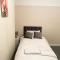 Cosy Home, Family & Contractor Friendly 4 Bedroom Near Leeds Centre, Sleeps 7