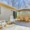 Secluded Poconos Retreat with Deck and Fire Pit - إيست سترودسبورغ