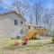 Secluded Poconos Retreat with Deck and Fire Pit - إيست سترودسبورغ