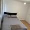 Charming Escape: 2BR Home with Parking - 阿夫雷